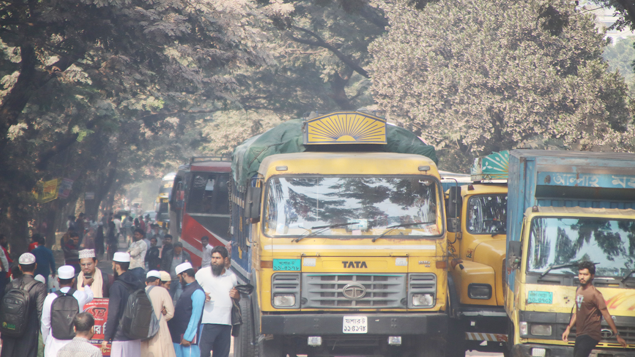 দ্রুত সড়ক সংস্কারের দাবিতে ইবি শিক্ষার্থীদের অবরোধ, ৫ কিমি যানজট